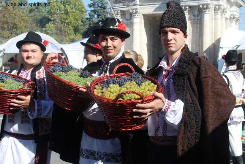 Сколько времени в кишиневе. Кишинев фестиваль вина. Национальный день вина Молдавии. Молдавия праздник виноделия. День вина в Молдавии.