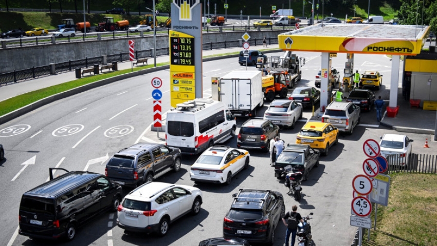 BĂTĂI LA COZILE PENTRU BENZINĂ, POLIȚIȘTI ÎN STAȚII PECO ȘI PRIORITATE PENTRU OFICIALII RUȘI BĂTĂI LA COZILE PENTRU BENZINĂ, POLIȚIȘTI ÎN STAȚII PECO ȘI PRIORITATE PENTRU OFICIALII RUȘI