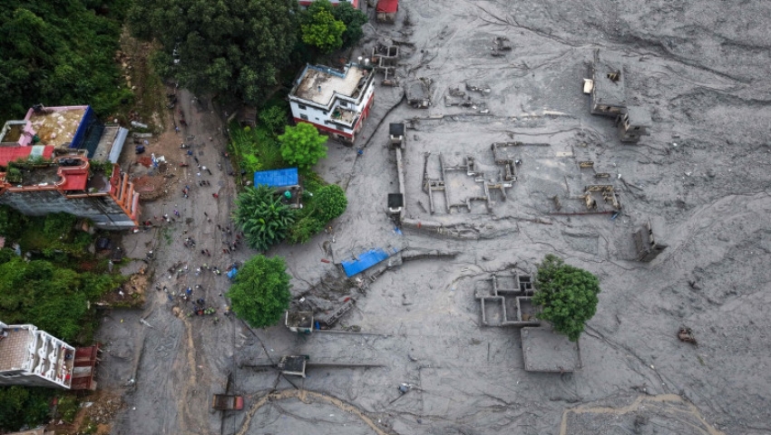 ECHIPELE DE SALVARE DIN NEPAL ÎNCEARCĂ SĂ EVACUEZE PESTE 100 DE MUNCITORI BLOCAŢI ÎNTR-UN TUNNEL