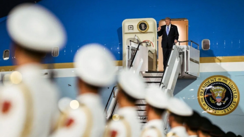 ECHIPA LUI TRUMP A ARUNCAT TELEFOANELE, ECUSOANELE ŞI CADOURILE PRIMITE ÎN VIZITA LA BEIJING