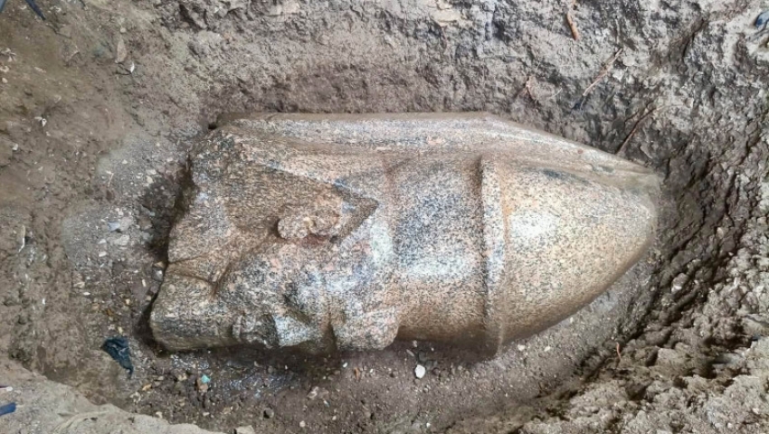 Un fermier egiptean a găsit două statui uriașe ale faraonului Ramses al II-lea Un fermier egiptean a găsit două statui uriașe ale faraonului Ramses al II-lea