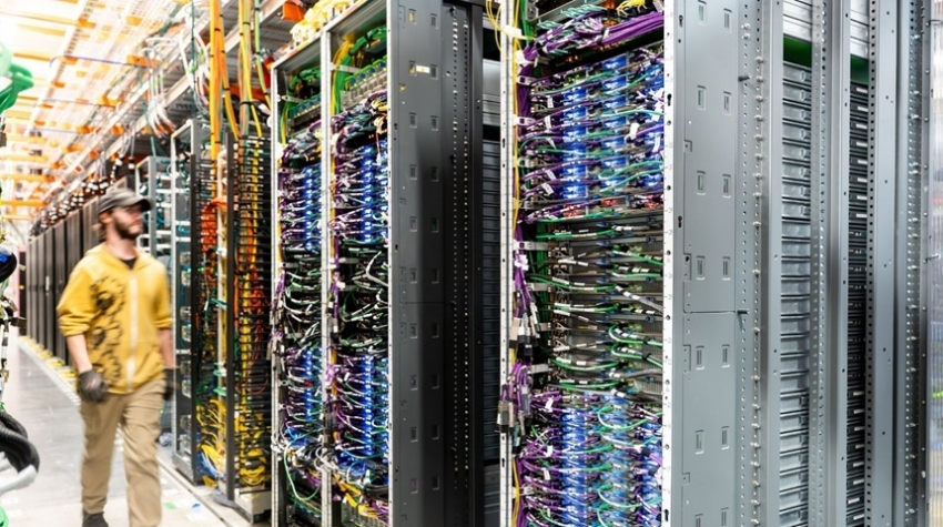 Amazon a declarat că două centre ale sale din Emiratele Arabe Unite au fost lovite de drone Amazon a declarat că două centre ale sale din Emiratele Arabe Unite au fost lovite de drone