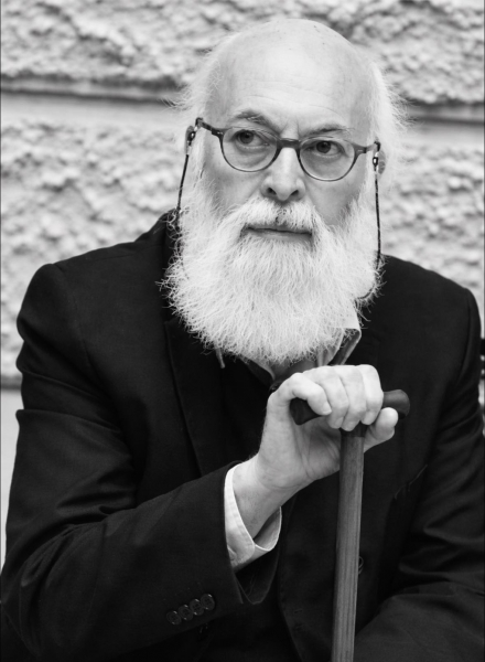 La 18 ani, a învins birocrația morții cu o sticlă de acid