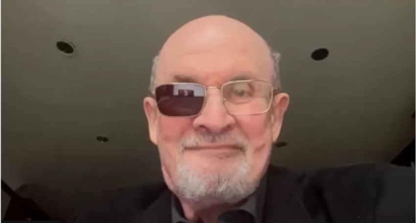 25 de ani de închisoare pentru individul care l-a înjunghiat pe scriitorul Salman Rushdie pe scenă în 2022