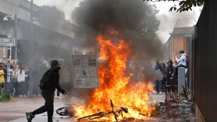Franța mobilizează armata după jafurile și incendierile din marile orașe Franța mobilizează armata după jafurile și incendierile din marile orașe