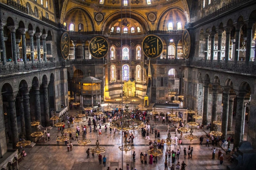 Decizia finala de transformare a catedralei Sfinta Sofia din Istanbul in moschee a fost aminata