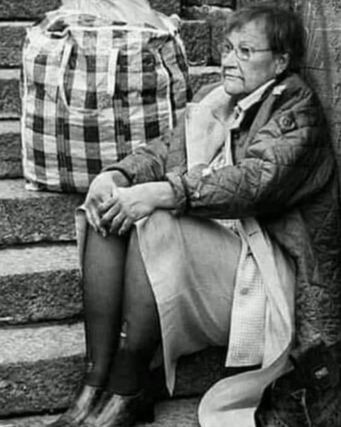 Femeia din imagine nu este o cerșetoare, ci Tarja Halonen, președinta Finlandei din 2000 pînă în 2012