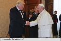 PAPA FRANCISC SI DONALD TRUMP SI-AUINCEPUT INTREVEDEREA CU O STRINGERE DE MINA