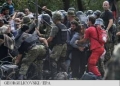 Sute de imigranți au rupt cordoanele de poliție la postul de frontieră greco-macedonean Gevggelija și au pătruns în Macedonia