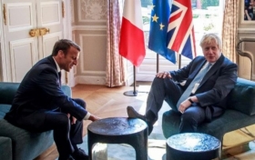 Ca la el acasa: Boris Johnson s-a asezat cu piciorul pe masa la Palatul Elysee