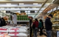 Imaginile saraciei din Romania: Metoda prin care supermarketurile vor sa-i descurajeze pe hotii de conserve