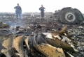 ZBORUL MH17: O INREGISTRARE VIDEO, ATRIBUITA SEPARATISTILOR, IN CARE ACESTIA SCOTOCESC PRINTRE OBIECTELE VICTIMELOR