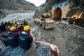 Cel putin 8 persoane au decedat intr-o avalansa declansata de spargerea unui ghetar in Himalaya