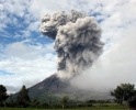 SUTE DE MII DE PERSOANE EVACUATE ŞI AEROPORTURI ÎNCHISE ÎN INDONEZIA, DUPĂ ERUPŢIA VULCANULUI KELUD