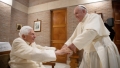 Constatind ca ”Seful” este depasit de situatie, Papa Francisc si Papa emerit Benedict al XVI-lea au luat calea vaccinului lumesc