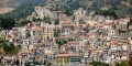 Intr-o localitate din Italia, sunt scoase la vinzare sute de case cu doar 1 euro