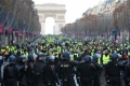 Proteste violente in Franta: Politia a folosit gaze lacrimogene si tunuri de apa pentru a dispersa multimea, la Paris