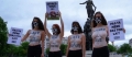 Dementa Corectitudinii Politice: Activiste PETA au protestat, la Paris, impotriva consumului de lapte de vaca