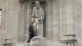 Un individ a vandalizat o statuie din faţa sediului BBC