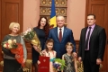 IGOR DODON A CONFERIT DIPLOMA DE ONOARE A PRESEDINTELUI REPUBLICII MOLDOVA ECATERINEI CARAMAN SI PROFESOAREI EI DE PIAN