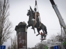 Ucrainenii, legitim, demolează monumentele din epoca sovietică, nu și moldovenii ”proeuropeni”. De ce?