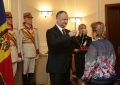 IGOR DODON A OFERIT DISTINCTII DE STAT UNOR MAME CU MULTI COPII